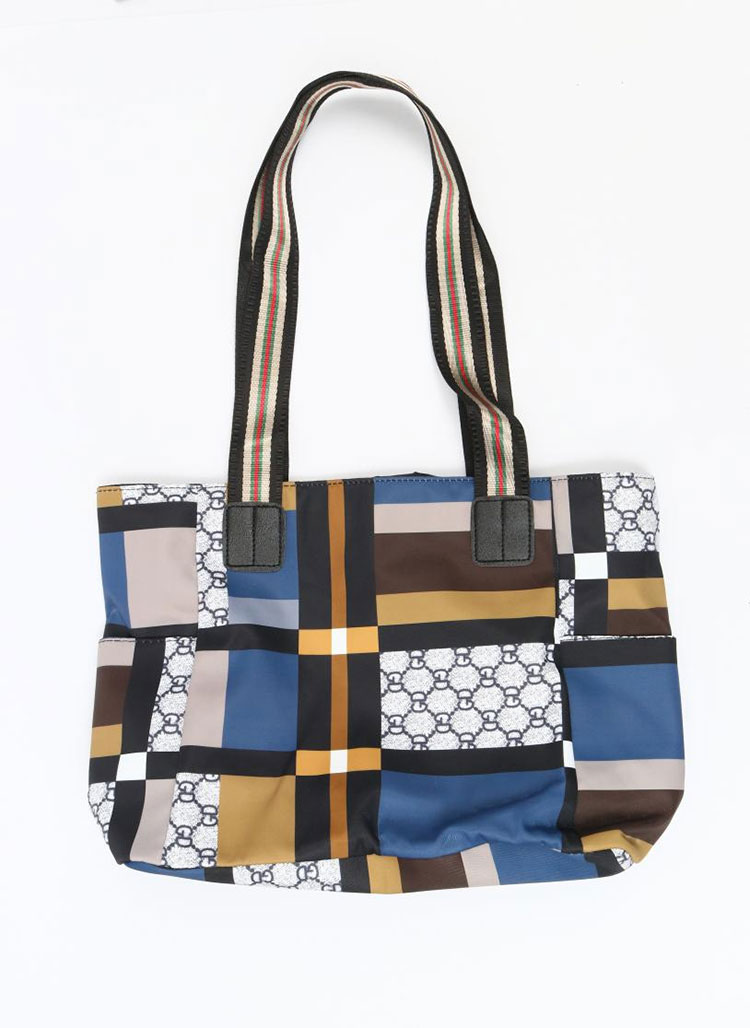 Praktičnost velkých ramenních tašek během cestování